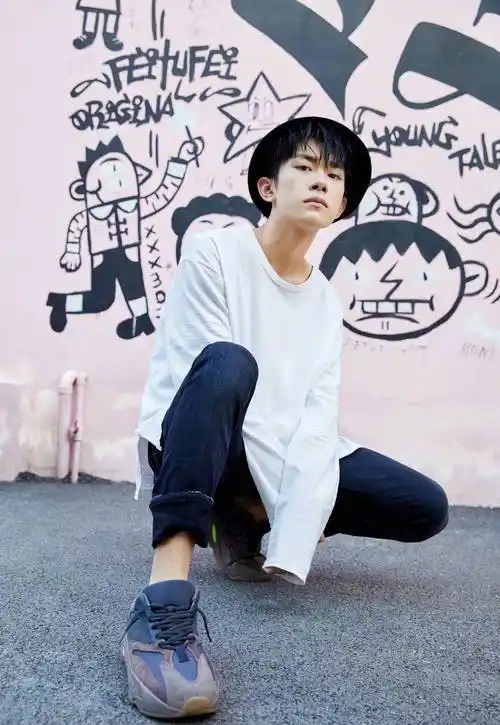 易烊千玺拿口红在镜子上写字,粉丝看后没觉得性感,反而很嫌弃_唇膏