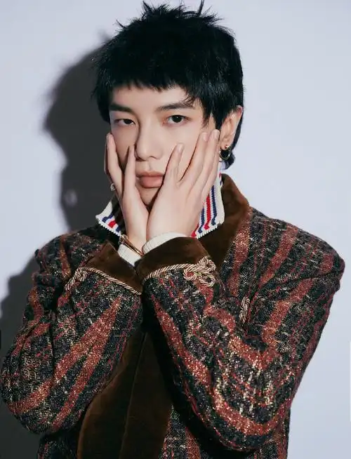 歌手华晨宇帅气写真图片