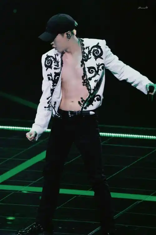 巡回演唱会##张艺兴重庆演唱会##张艺兴2023大航海巡演#肌肉线条好美