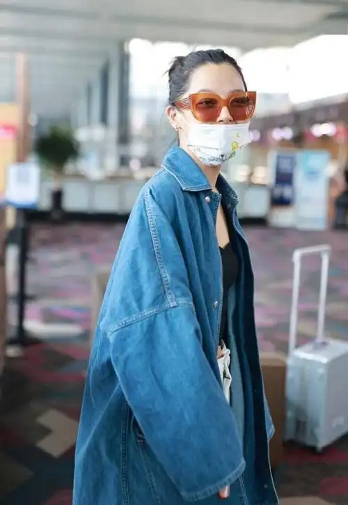 辛芷蕾又换新造型,穿牛仔衬衫 小白裤 丸子头,美得高级,大气