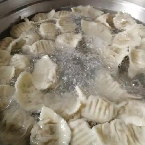 第11步,开水下锅煮饺子.