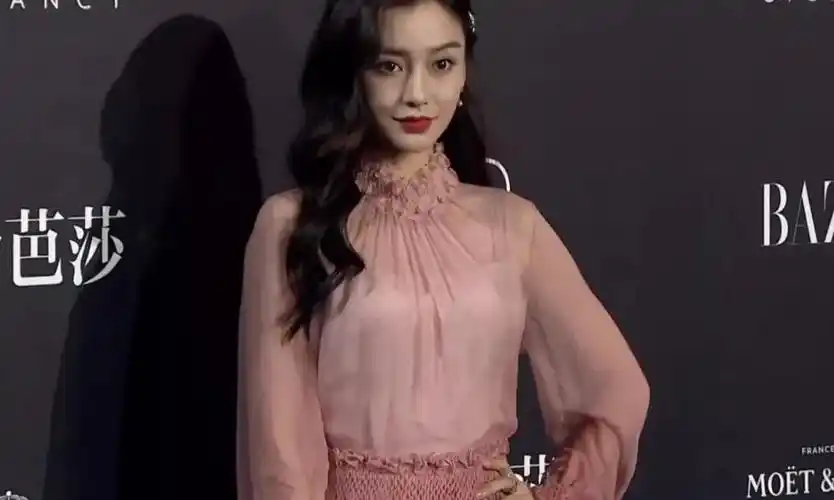 杨颖也有不修图的时候?鱼尾纹被爆出,完美无瑕的形象"破灭"!