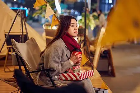 等电梯的美女青年女性带着圣诞礼物等人背景