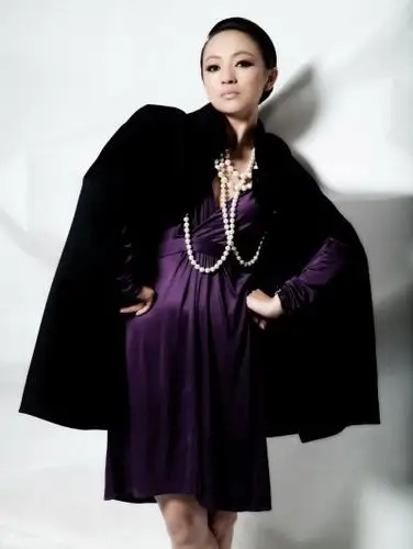 罗海琼黑色写真 全新妆容突显大气自信