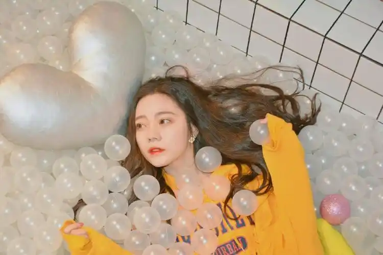 分享一组张紫宁图片给大家,图中的明星图片壁纸会点缀你的电脑桌面