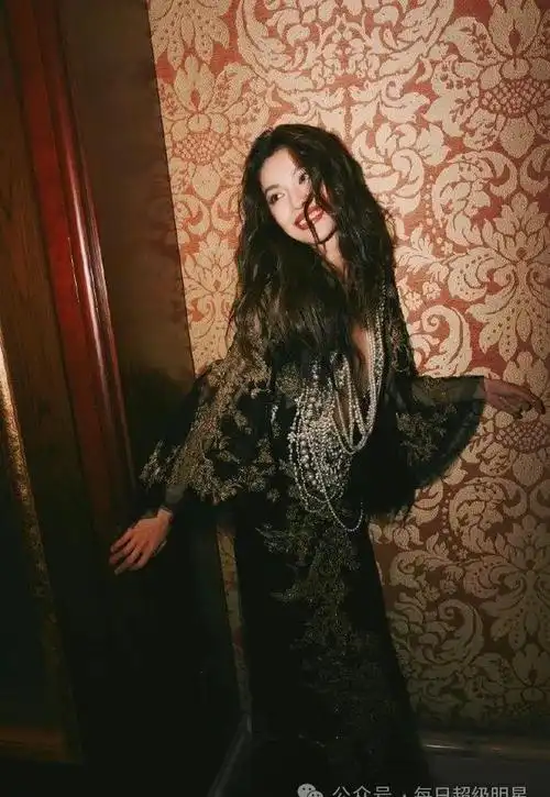 30岁钟楚曦魔鬼身材性感尤物网友看完惊呼太美了快窒息了