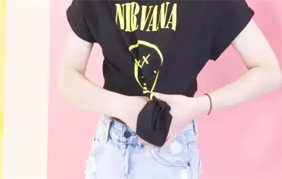 运动鞋   橡皮筋1:准备一根橡皮筋2:在t恤下摆一侧用橡皮筋打结3