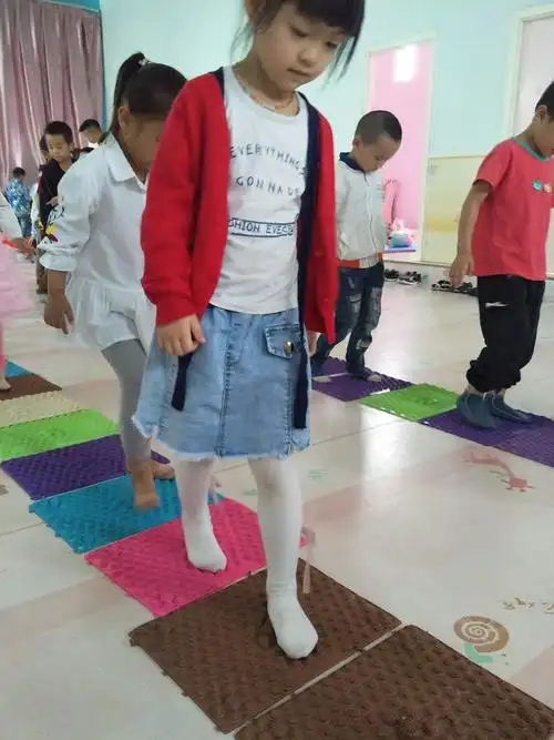 另一方面,脚部位于人体的最下面,通过在指压板上的挤压,按摩,对人体的