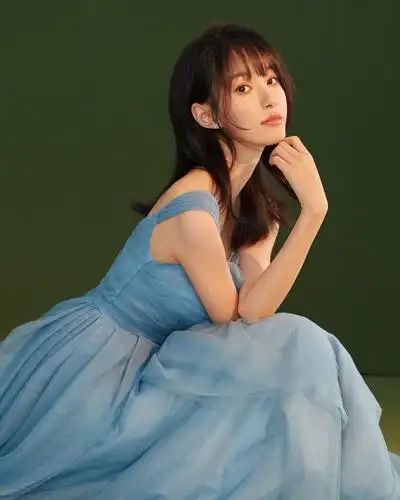 "小林志玲"王梓莼又美又飒 气质魂穿复古港风