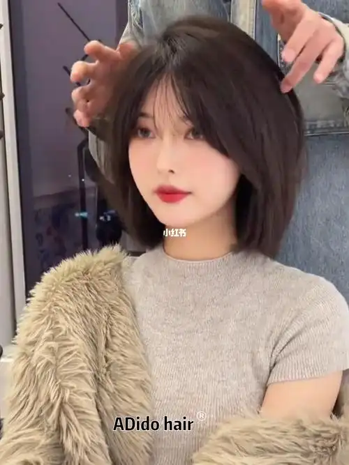 流行的外翻短发气垫烫 俏皮减龄黑茶色_短发_减龄_气垫烫_发型_adido