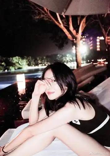 第二天宋茜在微博发了一组泳装照,力证自己有好好管理身材.