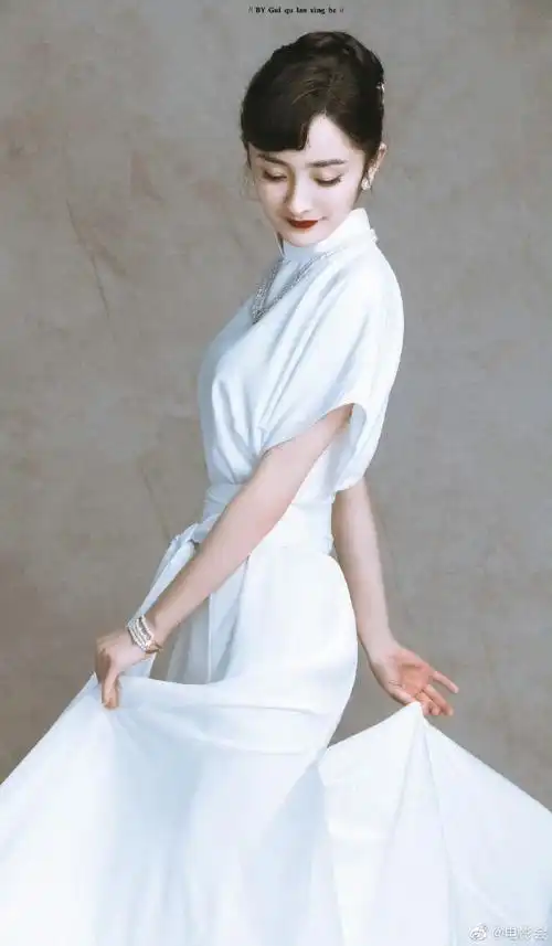 杨幂关雪定妆照#杨幂首演民国谍战剧,看简介据说是个迷人又危险的