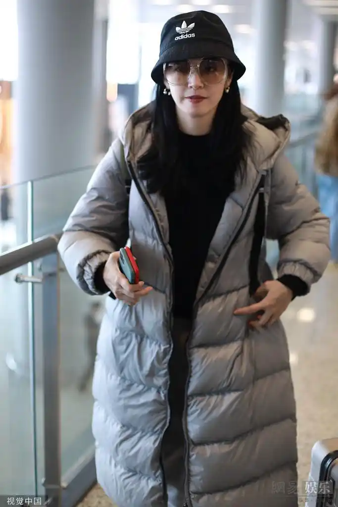 近日,姚晨素颜现身机场,她还穿着和前一天同样的羽绒服保暖又时尚