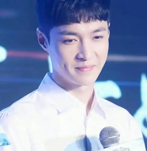 张艺兴出席代言活动 曝光了全新"锅盖头"造型-第4页