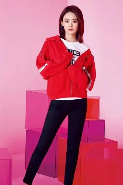 赵丽颖越来越会穿,一身灰色运动装低调随性,把外套当披肩好时尚