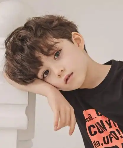 太可惜了,不顺又直的头发把周围推短,形成一个圆锅盖儿造型,萌萌的,很