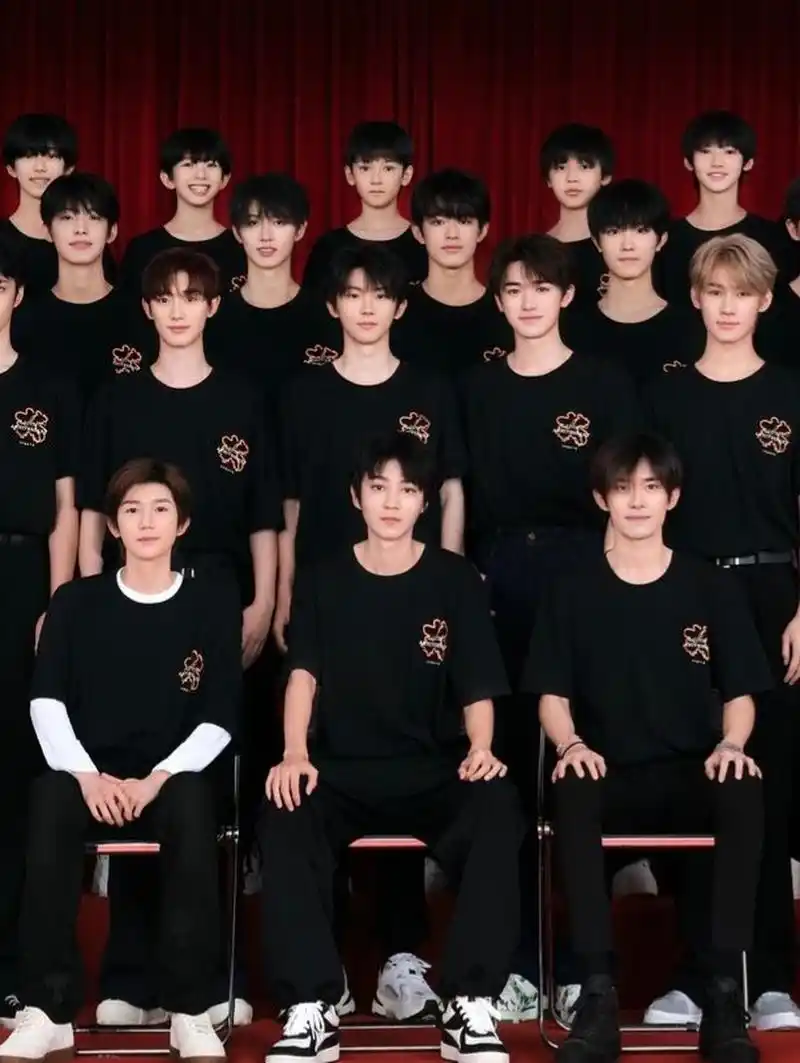 王俊凯在时代峰峻的全家福中依然是c位,身后全都是一个一个的小帅哥!