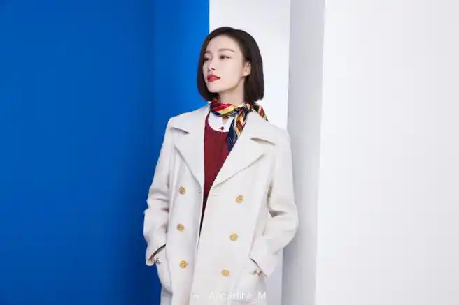 倪妮    2021年春晚以gucci白色双排扣大衣搭配利落短发登场,让人眼前