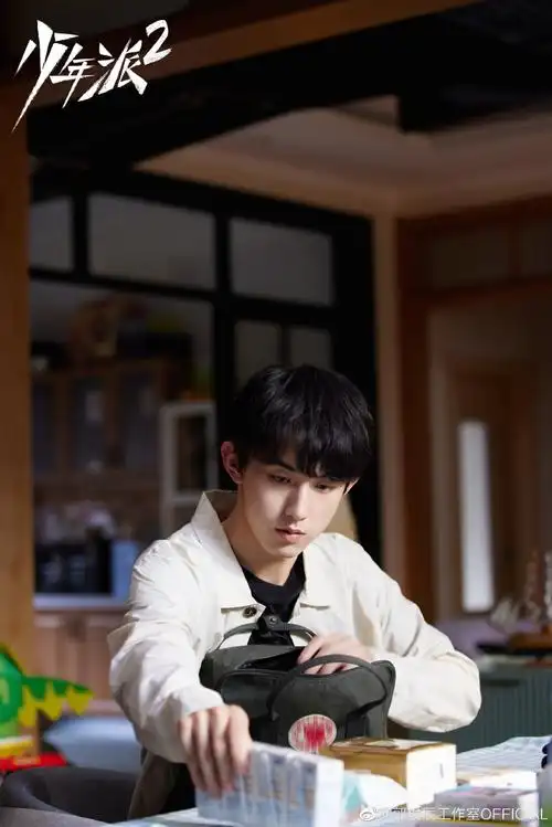 郭俊辰超话78#郭俊辰少年派2#钱三一·三一片场驾照有了,剧照