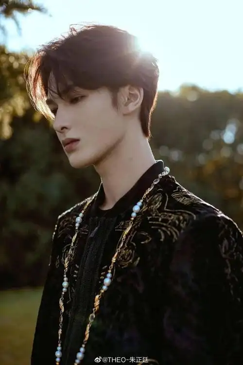 星风尚朱正廷古风造型亮眼新剧饰演羽族皇子将仙进行到底
