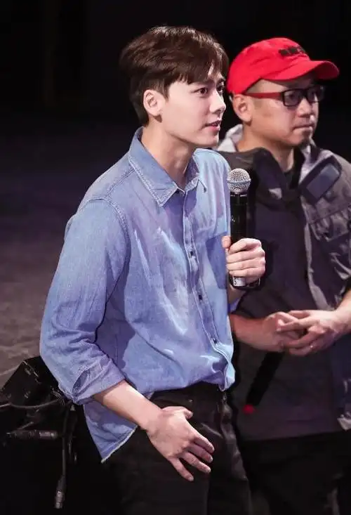 李易峰再上热搜变化大与张晚意同框引热议你觉得他变了吗