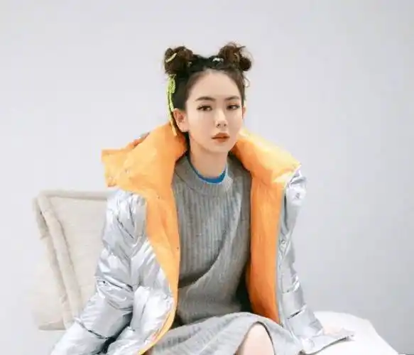 原创戚薇女儿lucky近照曝光3岁就涂红唇打耳洞时尚感简直爆棚