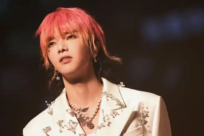 华晨宇画了自己演唱会的海报