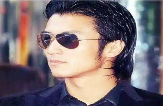 他继承父亲谢贤的优秀基因,刚出道时的他总是留着大背头,看上去给人一