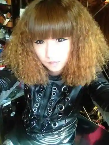 发尾的头发是对照硬的,双方的头发天然梳曩昔,外开的烟花烫发型,特别