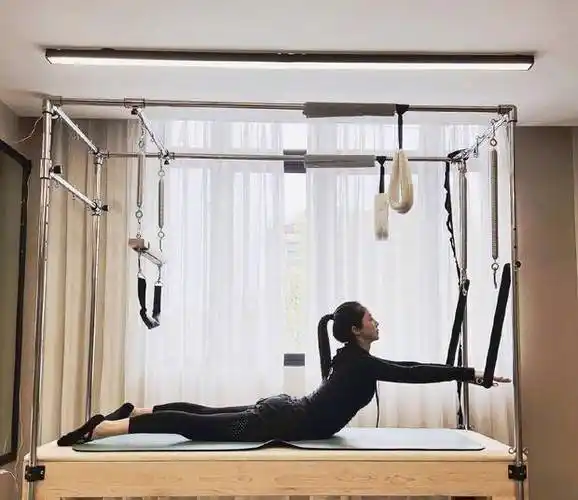 董璇梳马尾辫居家练一字马,身材纤细舞姿优雅,女人味十足_自律_动作