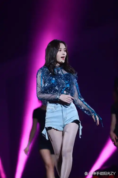 鞠婧祎这大长腿线条真优美