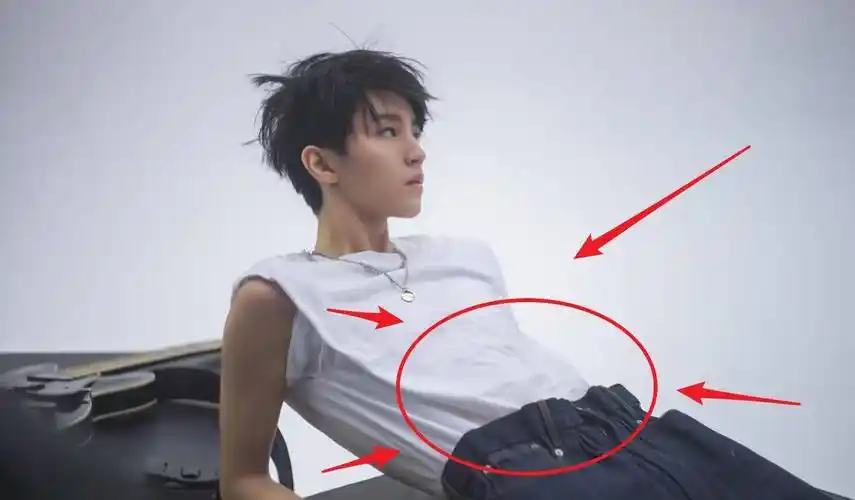 王俊凯写真流出,肌肉线条超级苏,但是却瘦的让人心疼!