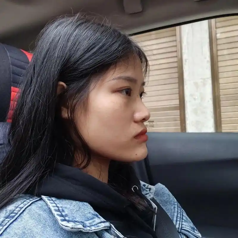 这辈子最自卑的就是这该死的侧脸了,正脸不算很丑,但是也不是很好看