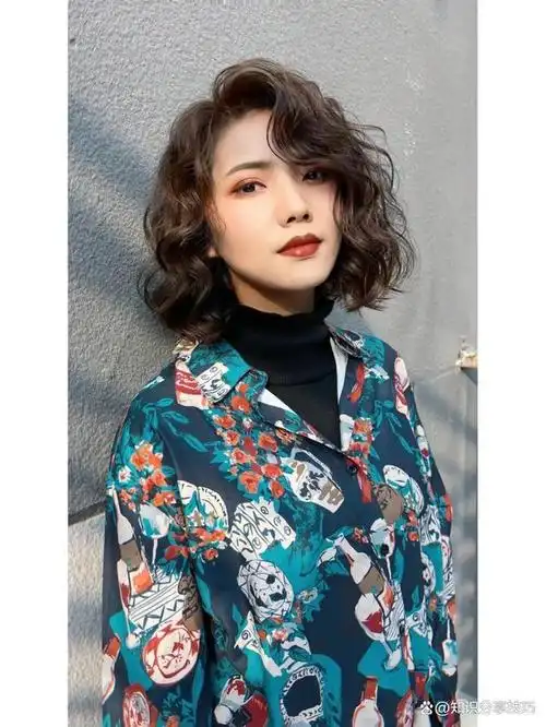 中短发烫发:探索适合你的发型