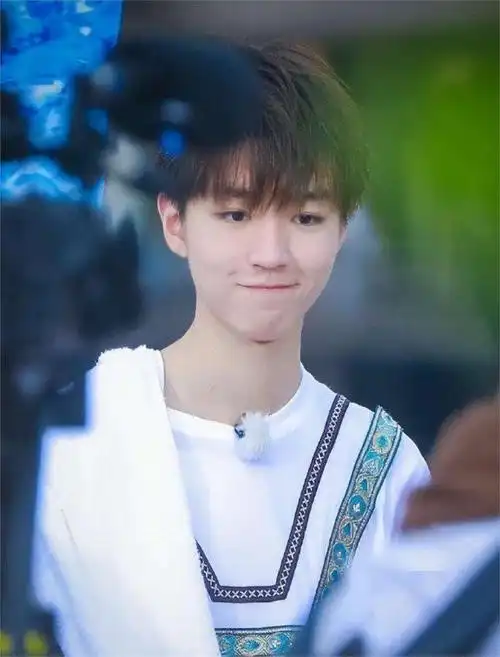 看到王俊凯和易烊千玺"新身份",才懂,给王源的发展时间不多了