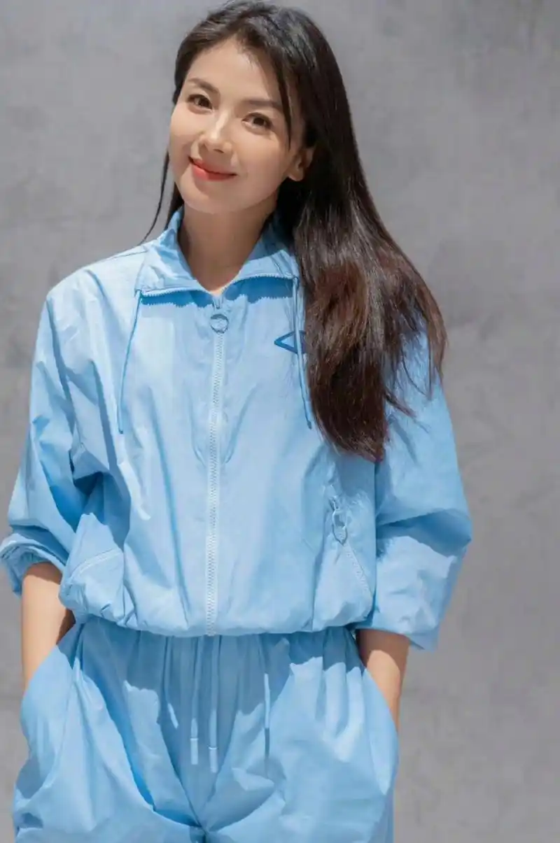 刘涛分享生活照光彩照人,穿着一套蓝色运动装配小白鞋出镜,目测也就是