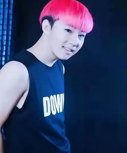 2020年,21岁的侯高俊杰做客《天天向上》,和钱枫合作了当年春晚上的