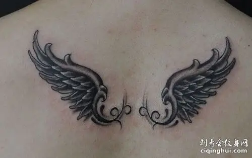 背部可爱的天使翅膀纹身图案