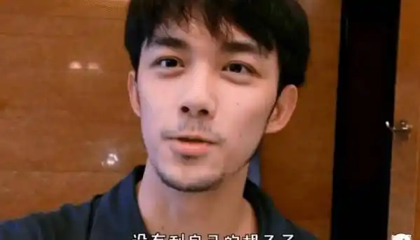 不刮胡子的吴磊man爆了,小鲜肉变霸道总裁,说不心动是假的!