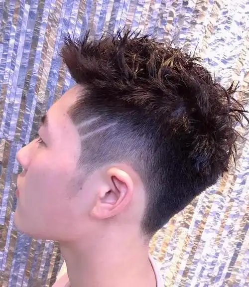 对本身身高不够自信的男生能够尝试这种发顶蓬松的烫发,该款深侧分