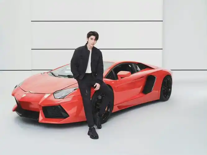 蔡徐坤最新超跑大片 黑与红的颜色搭配,热情似火……|蔡徐坤_新浪新闻