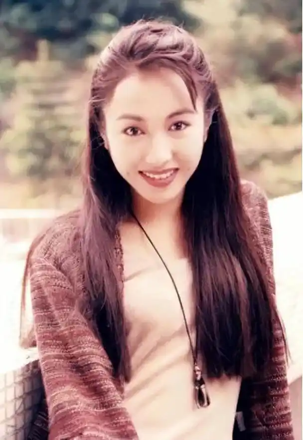 黎姿:为救车祸弟弟,颜值巅峰期嫁给瘸腿富豪,如今怎么样了?