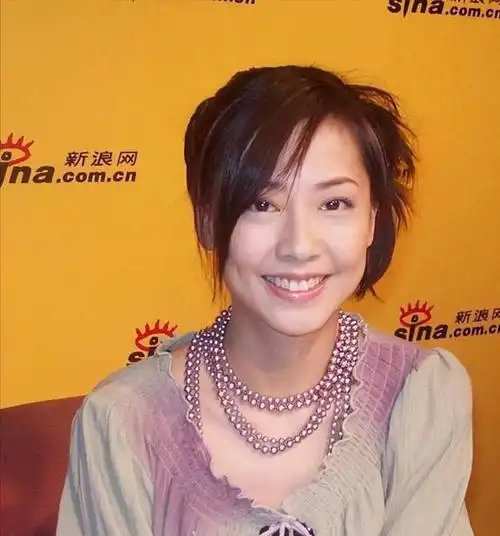 相对于感情丰富的张卫健,张茜的感情经历单调而专一.