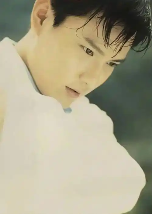 他拒绝周迅求爱,却为王菲豪掷百万,56岁依然单身_张信哲_情歌_音乐