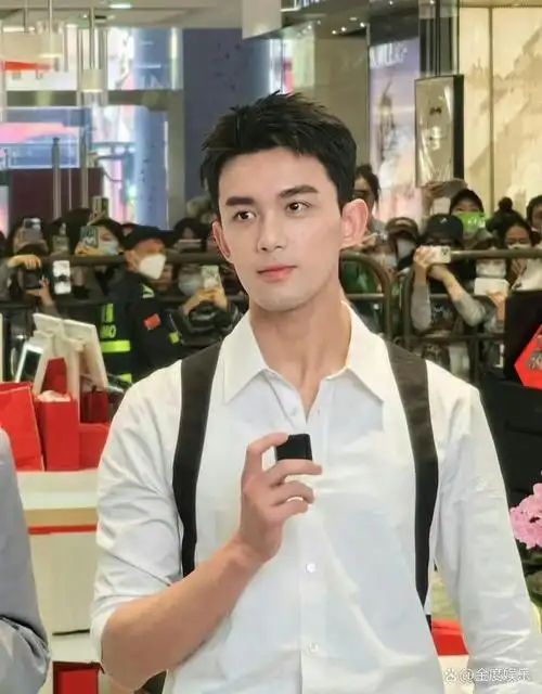 吴磊现身杭州西湖银泰,粉丝热情高涨,宋三川球场等你!