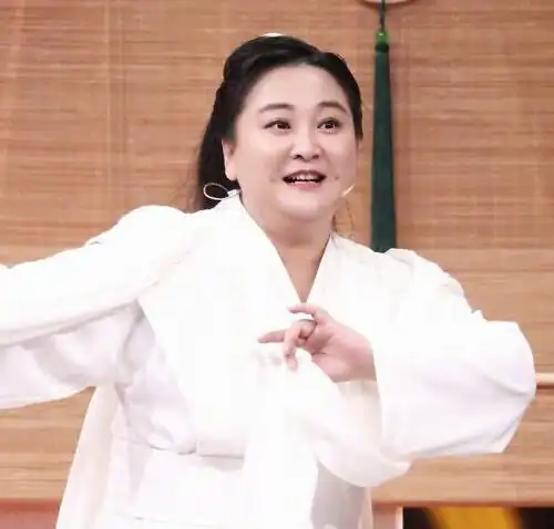 贾玲12年旧照曝光,模样青涩眼神稚嫩,纯天然双酒窝十分可爱