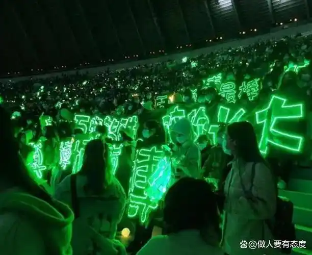 王一博现象机场遭粉丝围堵数名保镖左右开路不少女粉激动尖叫