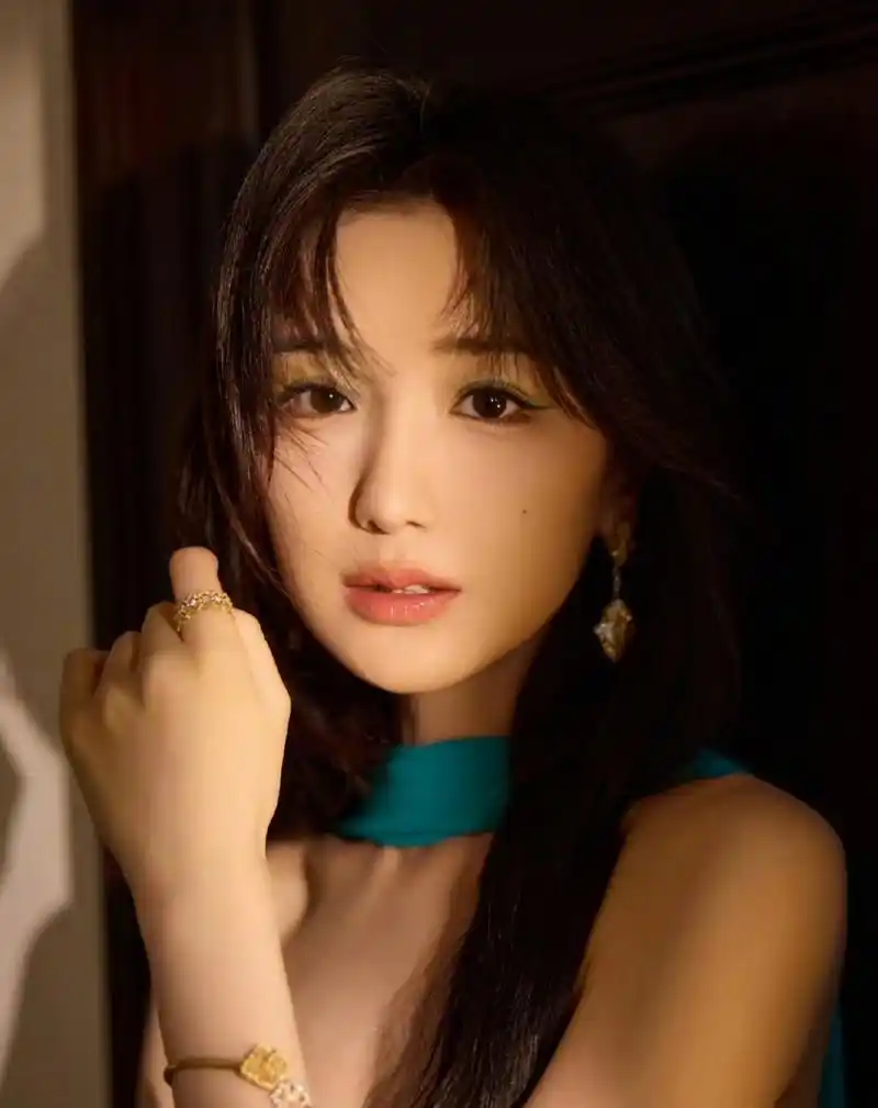 毛晓彤低胸长裙写真,这身材越看越迷人,诱惑力拉满!