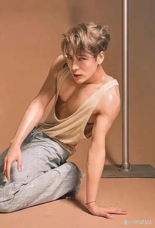 王嘉尔看起来禁欲感十足呢!瞧瞧他那腹肌和肌肉,线条简直太完美了!