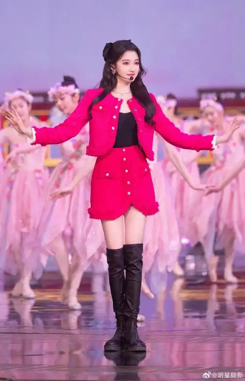 时尚可爱的女孩关晓彤细长腿穿皮靴登台表演